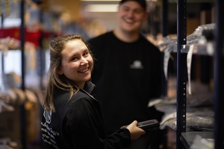 Smilende Michelle og Oliver medarbejdere hos BMS